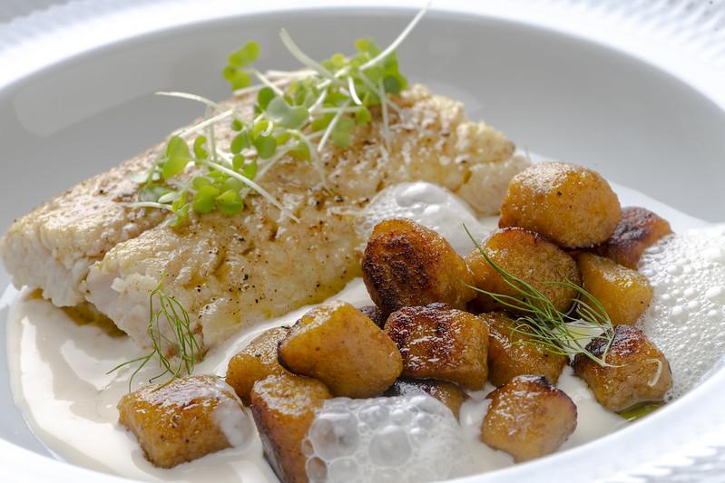 Peixe branco confitado e nhoque de banana da terra