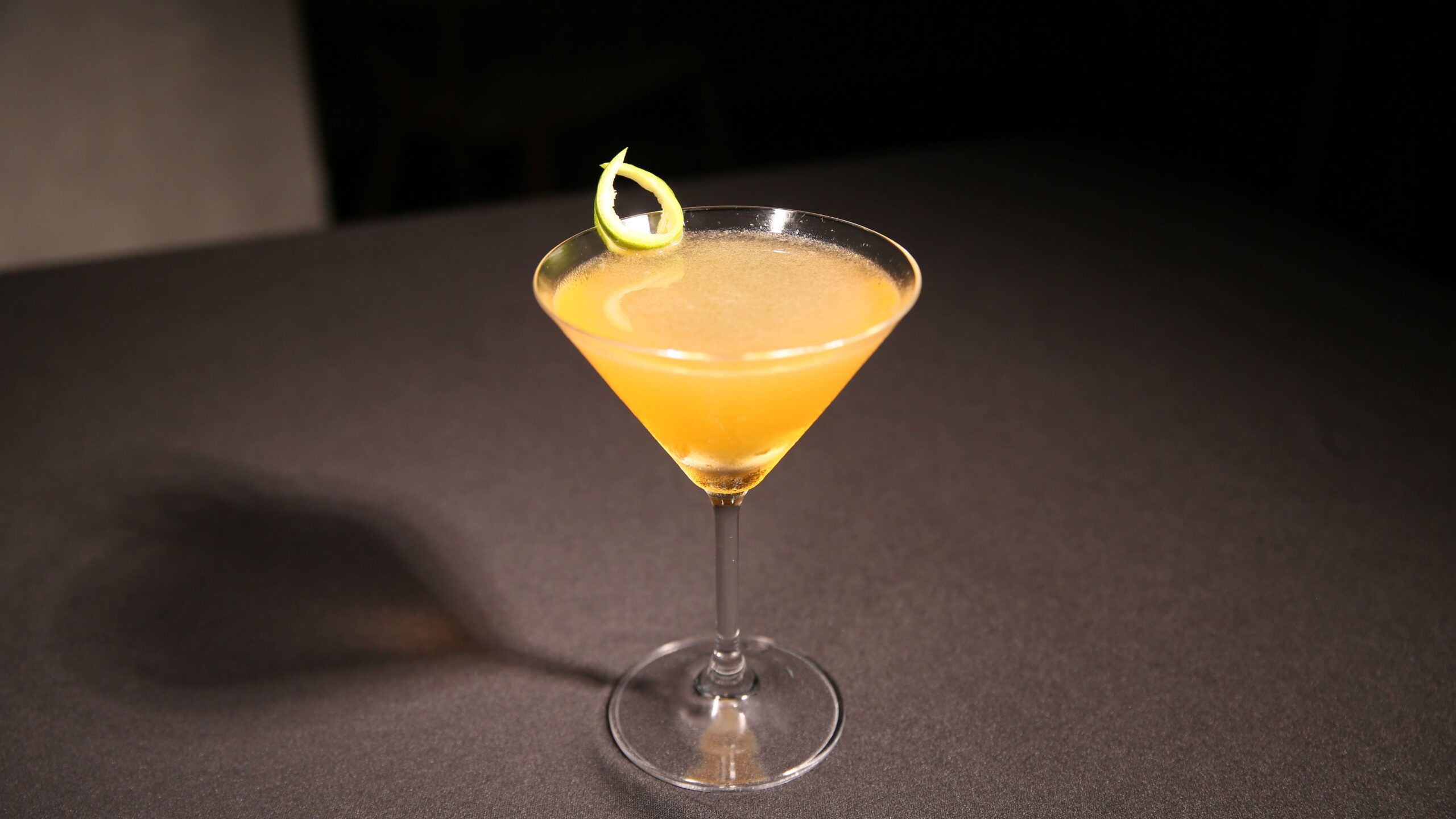 Macunaíma (cachaça, fernet, sumo de limão e xarope simples)